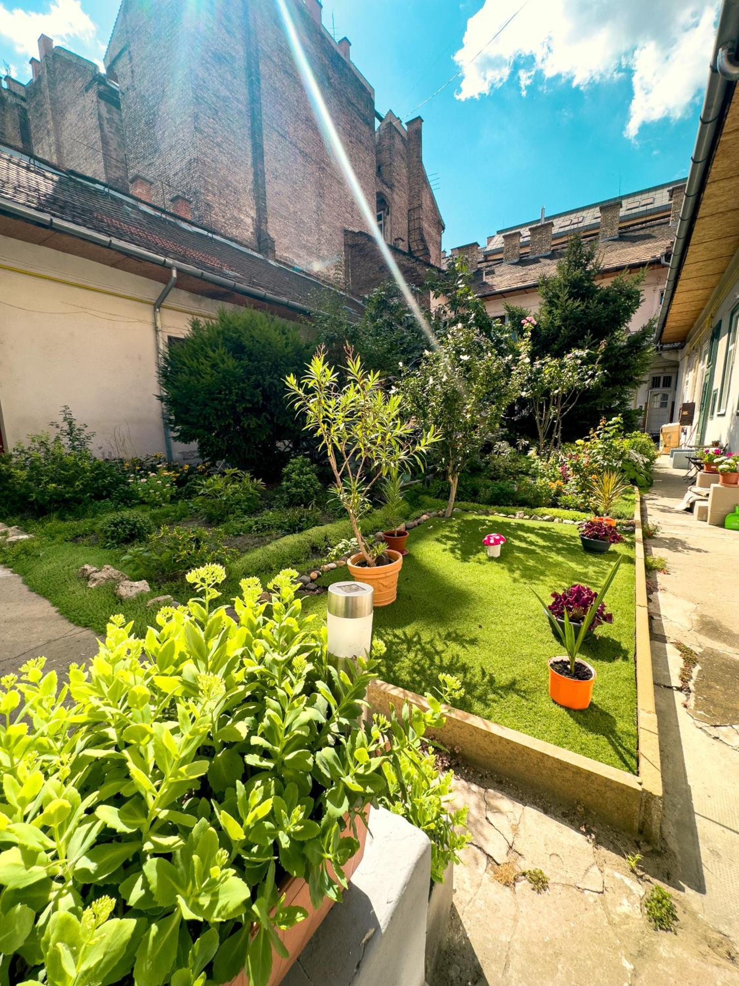 Urban Studio With Private Garden Near Andrassy Boedapest Buitenkant foto